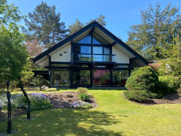 Exterior - Holiday Home 'Mit Ruhe Wasser Licht' with Private Terrace, Private Garden and Wi-Fi (Grünheide (Mark))