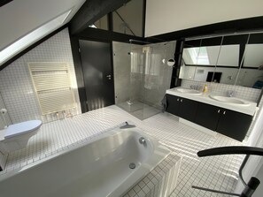 Een douche, een haardroger, handdoeken