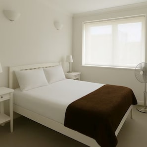 1 habitación, tabla de planchar con plancha, wifi gratis y ropa de cama