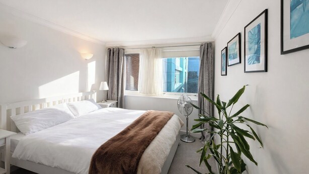1 bedroom, iron/ironing board, free WiFi, bed sheets - Guest Favorite Central 1BR with Lift for 4 (London)