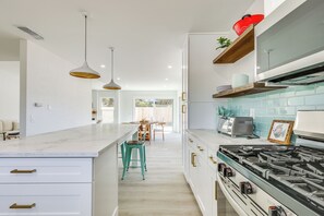 Réfrigérateur, micro-ondes, plaque de cuisson, lave-vaisselle