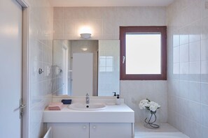 Comfort-Villa, Gartenblick | Badezimmer | Haartrockner, Handtücher, Shampoo, Toilettenpapier