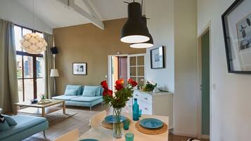 Biệt thự tiện nghi đơn giản, quang cảnh vườn | Nội thất