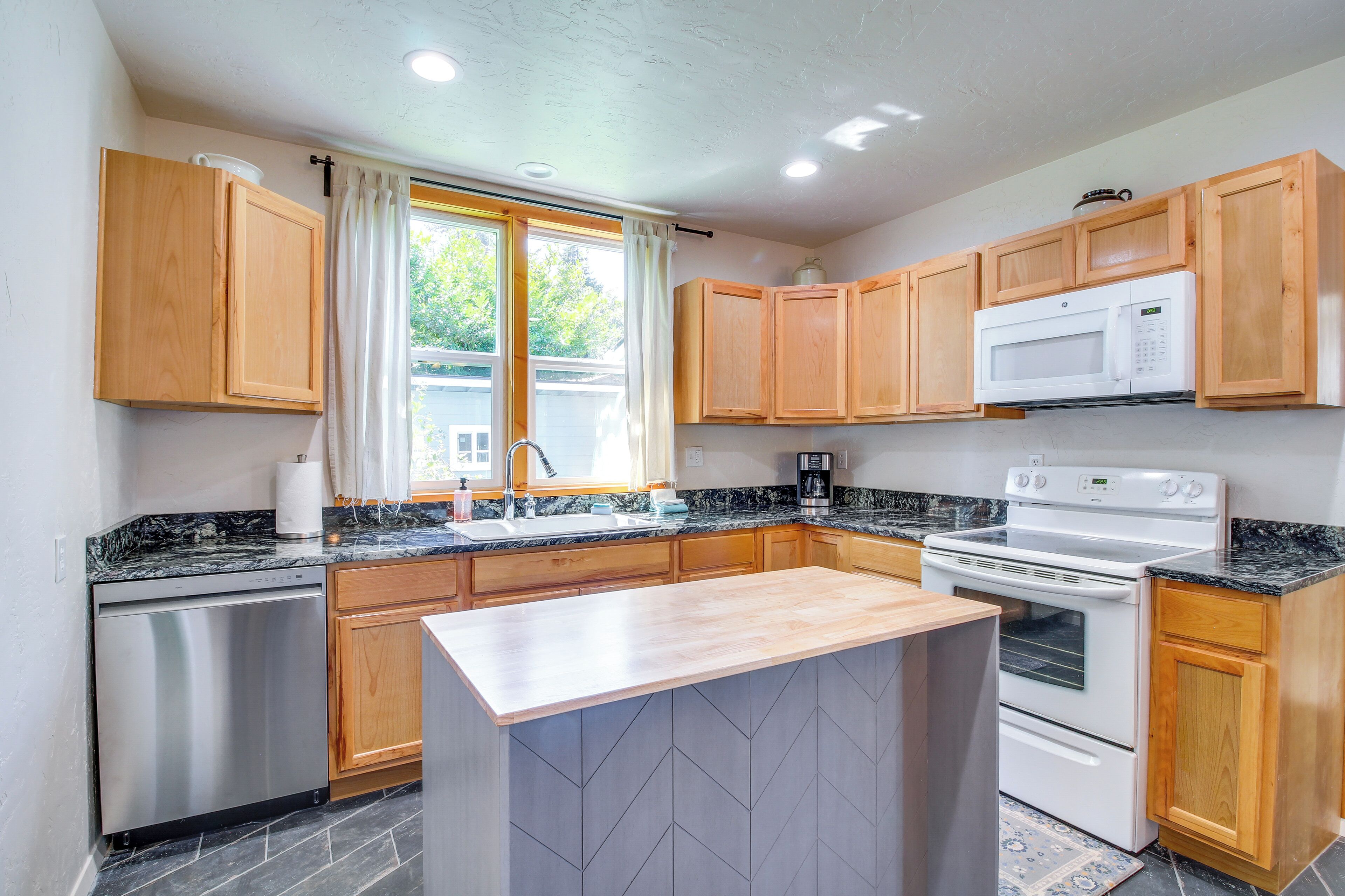 Fridge, microwave, stovetop, dishwasher