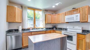 Fridge, microwave, stovetop, dishwasher
