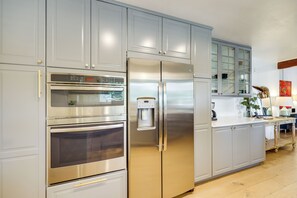 Réfrigérateur, micro-ondes, plaque de cuisson, lave-vaisselle