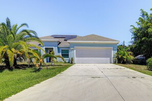 Property grounds - Spacious Home Near Dtwn PSL: Travel Nurses Welcome (Port St. Lucie)