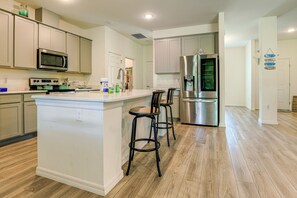 Fridge, microwave, stovetop, dishwasher - Spacious Home Near Dtwn PSL: Travel Nurses Welcome (Port St. Lucie)