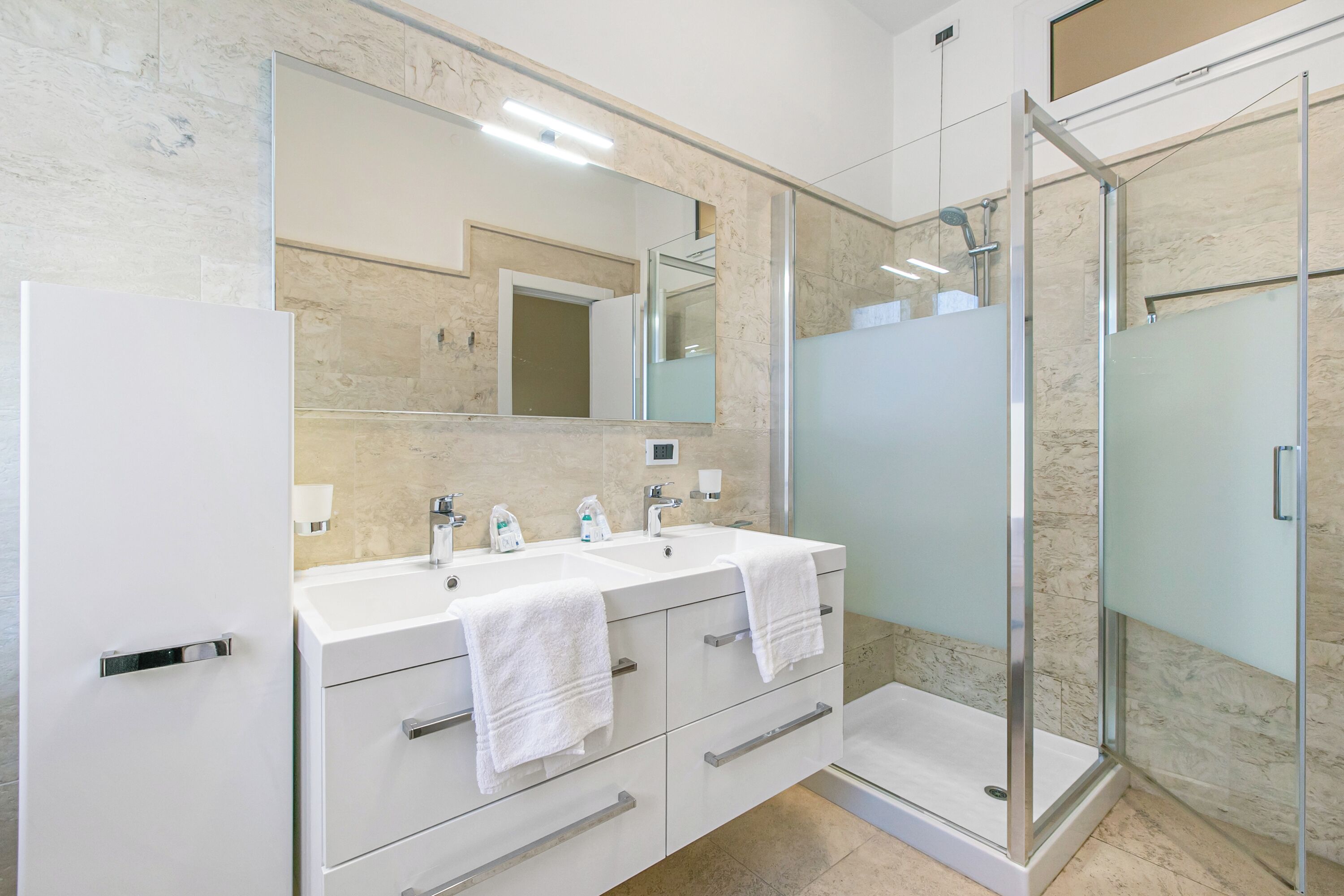 Apartamento família, vários quartos (Residenza Albachiara) | Banheiro | Chuveiro, secador de cabelo, bidê, toalhas de banho