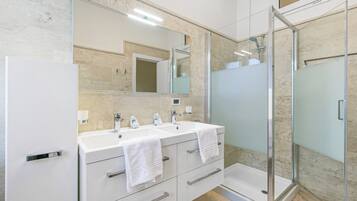Apartamento família, vários quartos (Residenza Albachiara) | Banheiro | Chuveiro, secador de cabelo, bidê, toalhas de banho