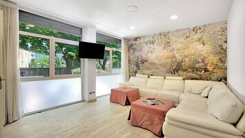 Apartamento família, vários quartos (Residenza Albachiara) | Área de estar | TV de tela plana 21 polegadas com canais a cabo