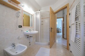 Douche, bidet, serviettes fournies, savon