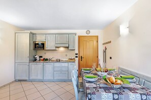 ファミリー アパートメント 1 ベッドルーム (Archillea) | 専用キッチン | 電子レンジ、コンロ、食器洗い機、コーヒー / ティーメーカー