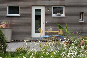 Outdoor dining - Apartment 'Ferienwohnung Lichtenstein' with Mountain View, Private Terrace and Wi-Fi (Lichtenstein)