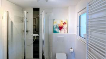 Douche, sĂšche-cheveux, serviettes fournies