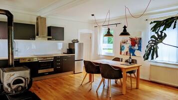 Refrigerador, horno, lavavajillas, cafetera/tetera