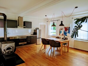 Geladeira, fogão, lava-louças, cafeteira/chaleira