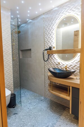 Appartement supérieur, balcon | Salle de bain | Douche, séchoir à cheveux, peignoirs, pantoufles