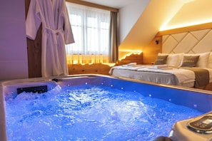 Luxury Apartment, 3 Bedrooms, Balcony, Park View