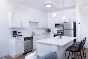 Refrigerador, microondas, horno, placa de cocina