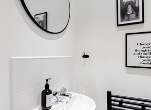 Douche, sèche-cheveux, serviettes fournies, savon