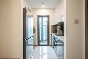 Suite, City View | Private kitchen | Full-size fridge, microwave, oven, stovetop