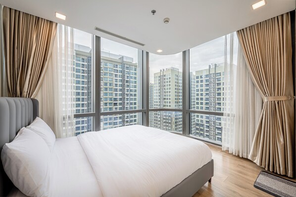 Grand Suite, 1 Bedroom, Club Lounge Access, City View | Egyptian cotton sheets, premium bedding, down comforters