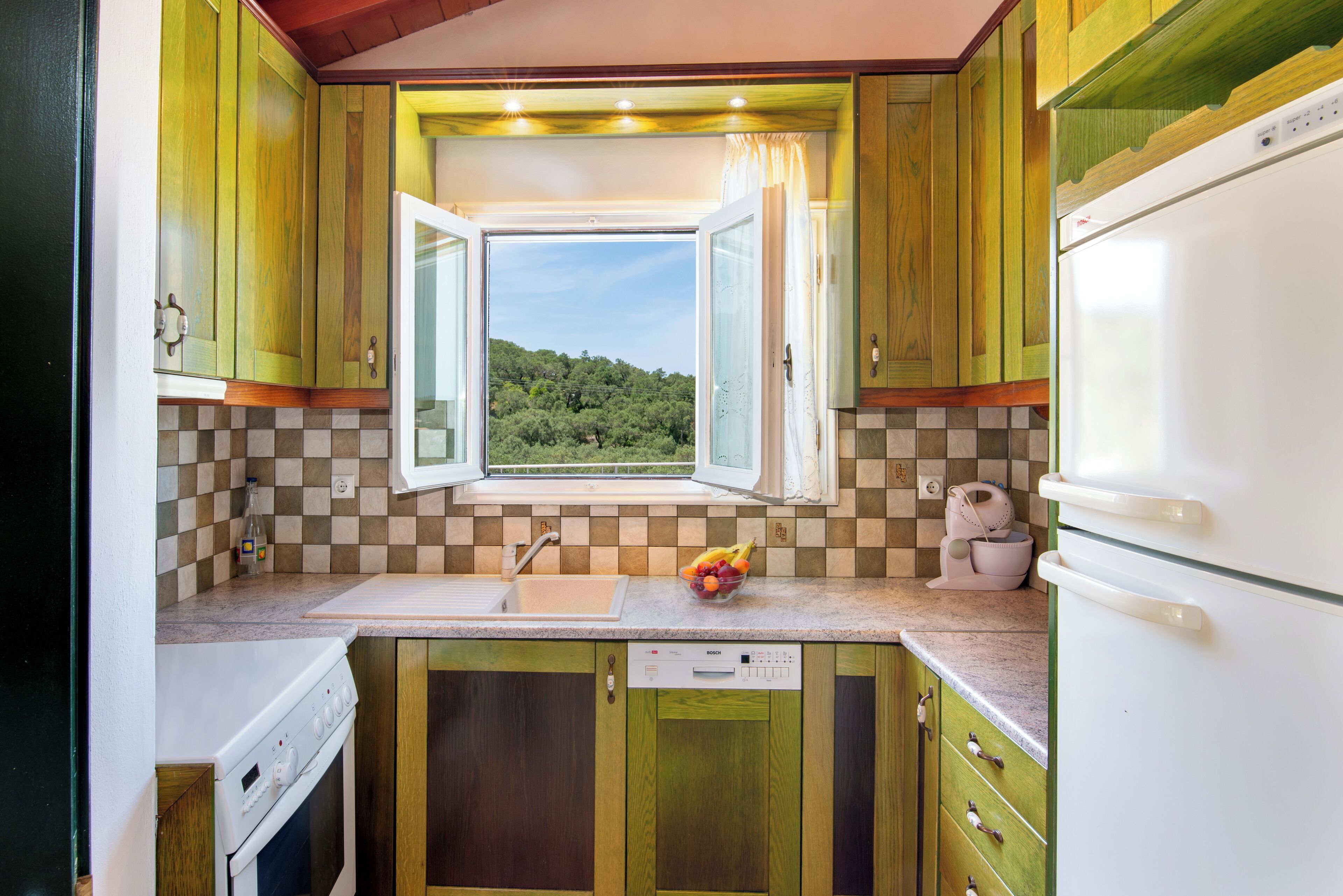 Kylskåp, ugn, spishäll och diskmaskin