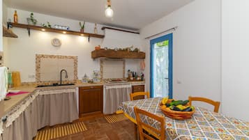 Frigorifero, microonde, forno, piano cottura