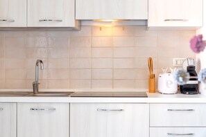 Fridge, stovetop, coffee/tea maker, electric kettle