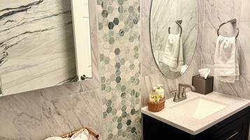 Asciugacapelli, asciugamani, sapone, shampoo