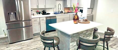 Kühlschrank, Mikrowelle, Geschirrspüler