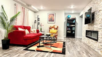 Smart TV, caminetto, libri