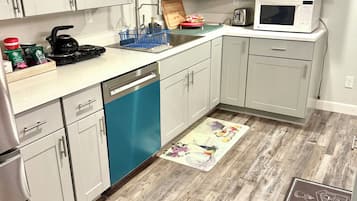 Een koelkast, een magnetron, een vaatwasser