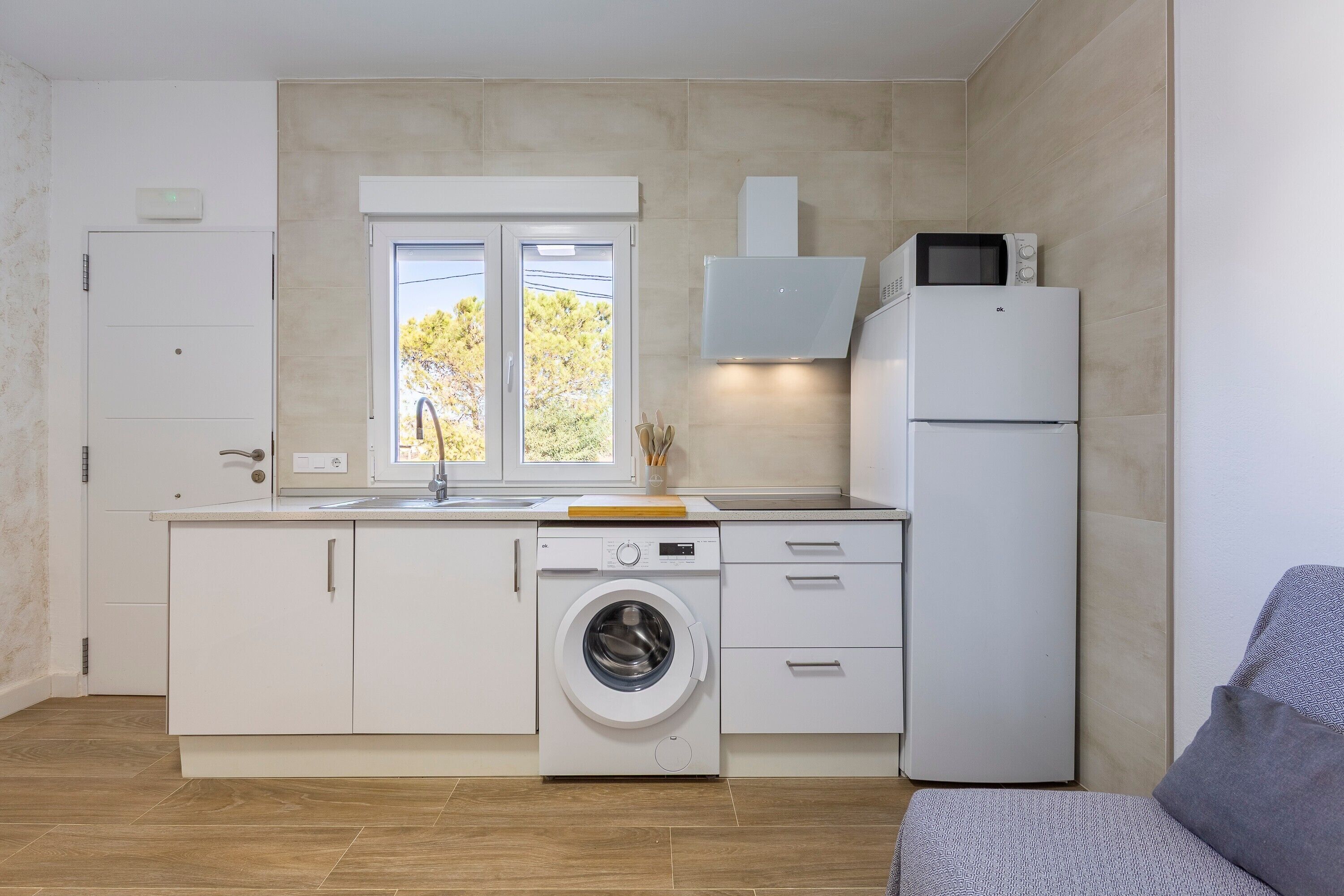 Jääkaappi, mikroaaltouuni, liesi, kahvin-/teenkeitin