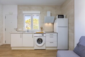 Réfrigérateur, micro-ondes, plaque de cuisson, cafetière/bouilloire