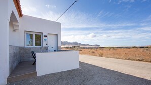 Un bâtiment moderne avec une façade blanche, une porte et une fenêtre.