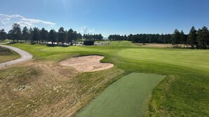 A golf course with a clear sky, a well-maintained green, and a sandy bunker. - Virpiniemen Maston Villa, Oulu (8 persons) (Oulu)