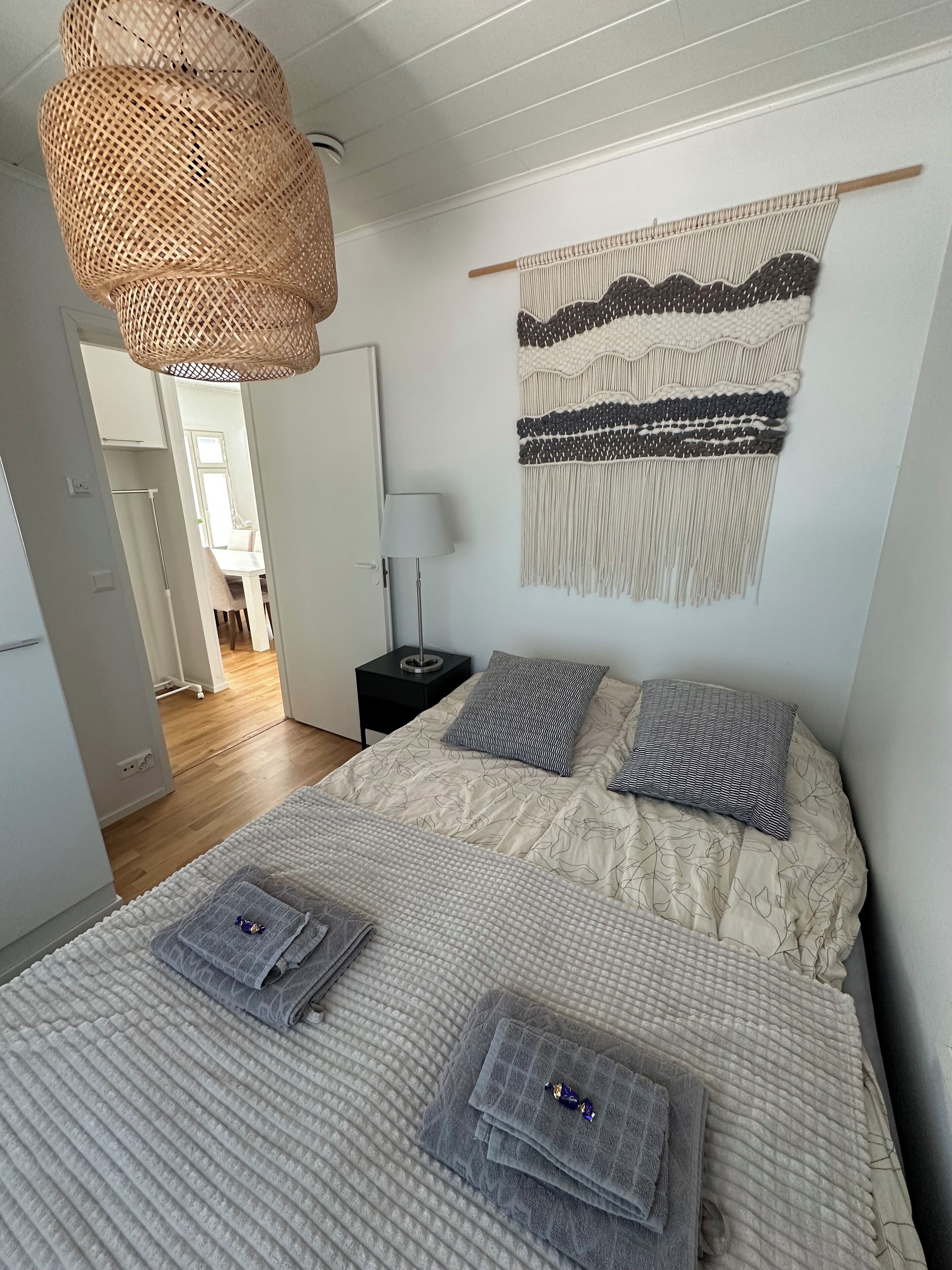 4 bedrooms, desk, iron/ironing board, travel crib