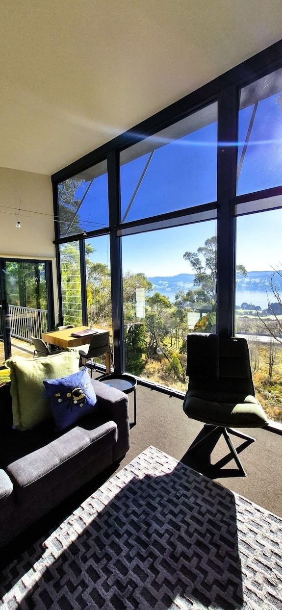 Tamar Tonic - Lush River Views - Launceston
