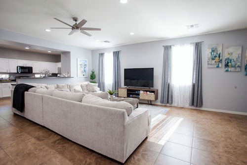 Spacious 4-bedroom house in amazing El Mirage with AC