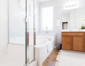 Een douche, een haardroger, handdoeken, zeep