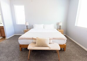 4 bedrooms, desk, iron/ironing board, free WiFi - Spacious 4-bedroom house in amazing El Mirage with AC (El Mirage)