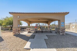 Outdoor dining - Spacious 4-bedroom house in amazing El Mirage with AC (El Mirage)