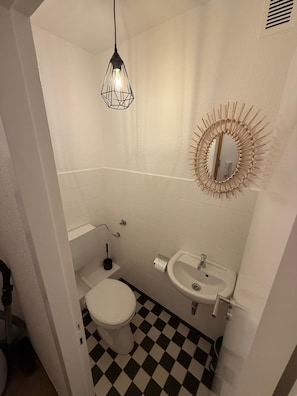Chuveiro, secador de cabelo, toalhas de banho, sabonete