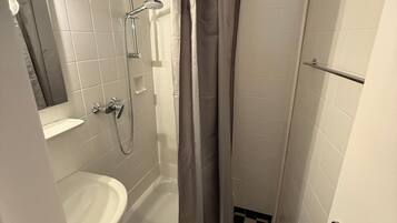 Een douche, een haardroger, handdoeken, zeep