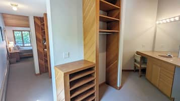 Signature-talo, 5 makuuhuonetta, patio, järvinäköala | Kylpyhuone | Ilmaiset hygieniatuotteet, hiustenkuivaaja, pyyhkeet, saippua
