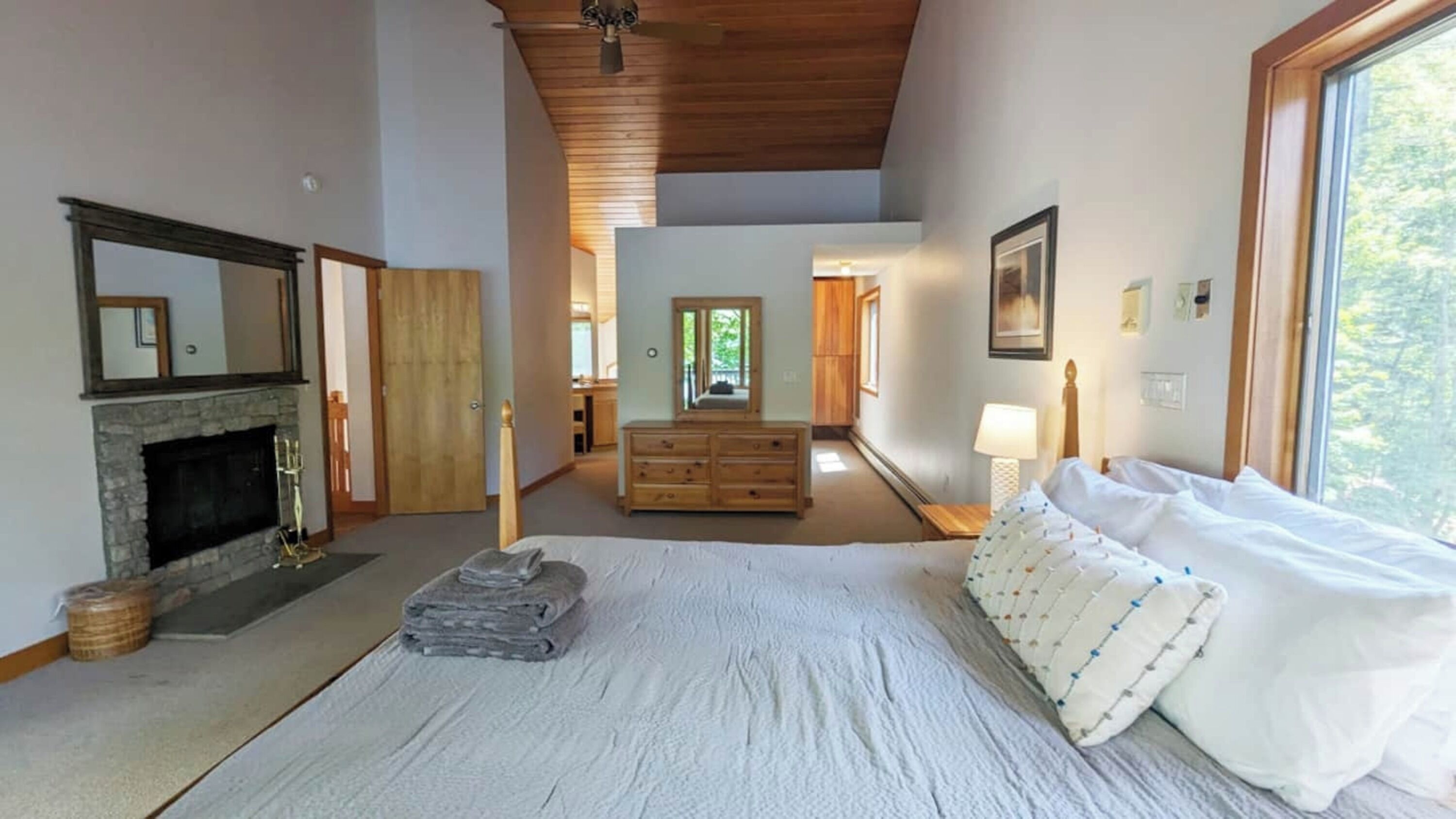 Casa Prestigio, 5 habitaciones, patio, vista al lago | Decoración personalizada, muebles diferentes y escritorio 