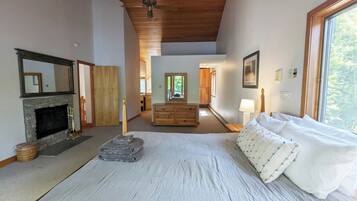 Signature huis, 5 slaapkamers, terras, uitzicht op meer | Individueel gedecoreerd, individueel gemeubileerd, een bureau