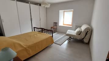 4 habitaciones, tabla de planchar con plancha y wifi